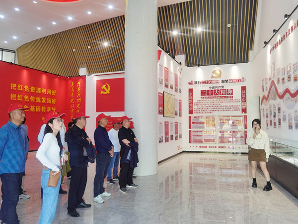 傳承五四精神 凝聚青春力量--高郵水司開展“凝心聚力謀發(fā)展 同舟共濟(jì)克時(shí)艱”主題團(tuán)建活動(dòng) (3)_副本.jpg