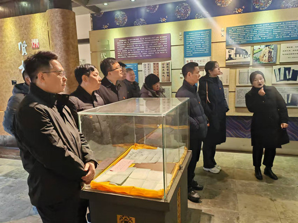 高郵鴨集團(tuán)黨支部組織開展12·9黨風(fēng)廉政實境教育活動 (2)_副本.jpg